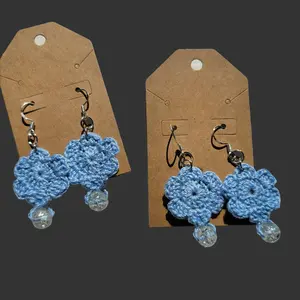 Crochet flower earrings with bead - Boho style jewelry