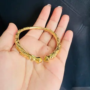 Pure Panchadhatu Non Tarnish Kaadey Bungey Baala for Women Elegant Bangle with Intricate Design