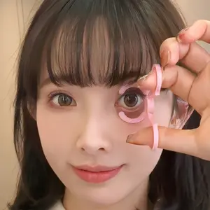 Contact lens wearer open eye wear contact lens wearer tool artifact support eyelid aid fashion girl use wearer