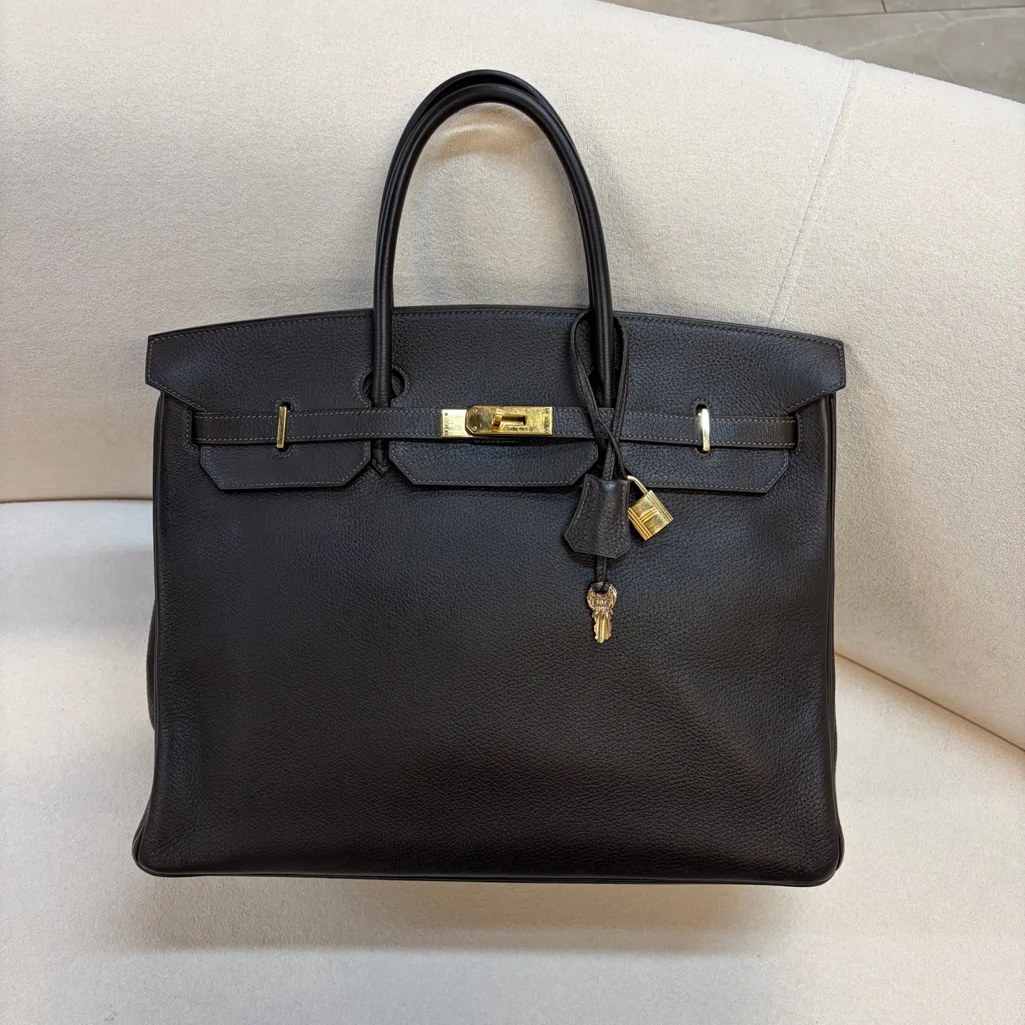 Pre-owned HERMÈS Black Togo Birkin 40 Gold Hardware With Charm