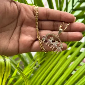 Cadena 3ninas 1 Nino Female