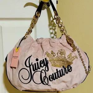Juicy Couture Four Poster Dusty Blush Handbag with Gold Chain Strap and Logo Embroidery