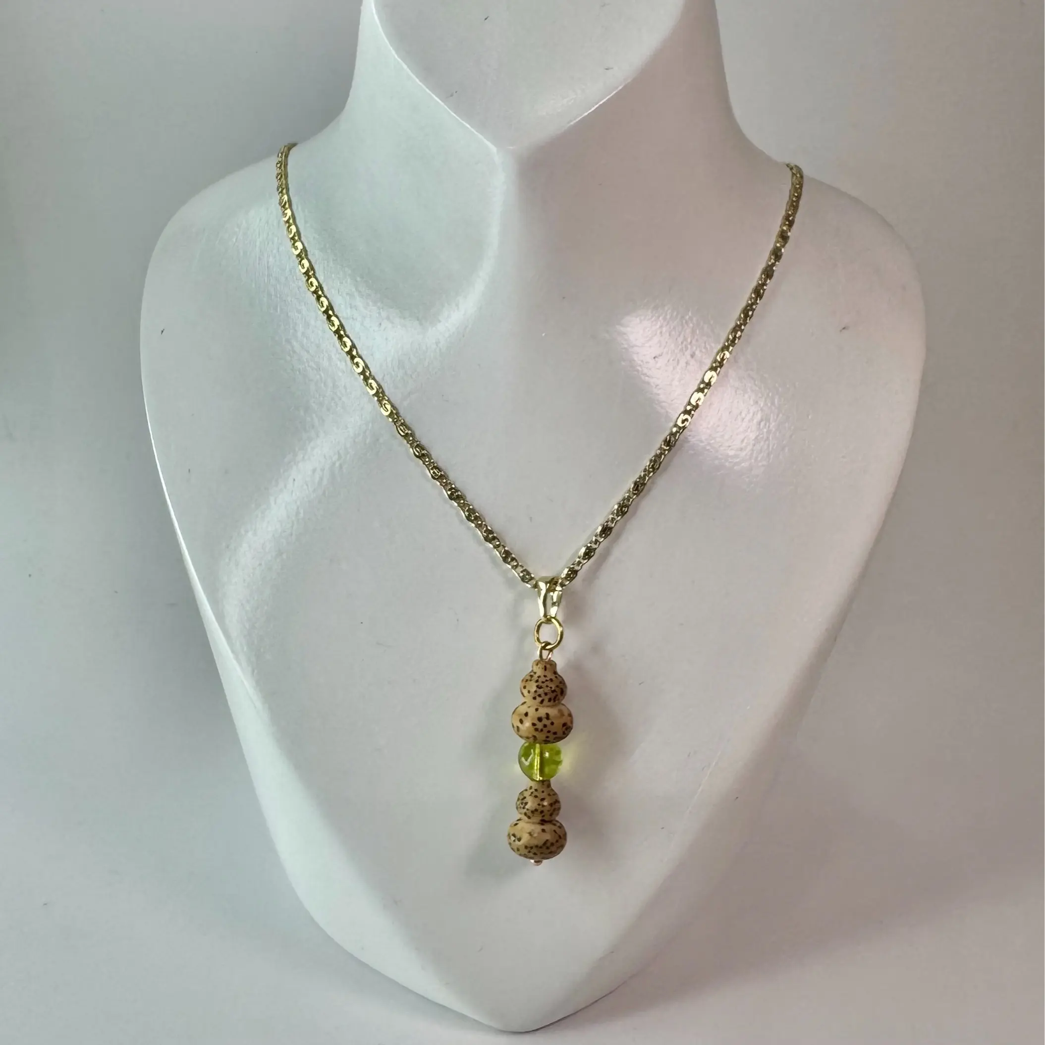 Herencia de Cleopatra Metal Coating Necklace with Green Beads & 23-inch Gold Chain for Women Abundance Prosperity Amulet Two Tone Pendant