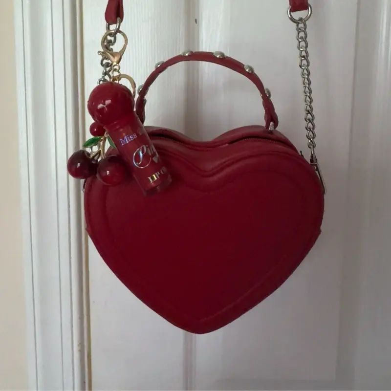 Crossbody heart-shaped bag for women – Cute bag with a lip gloss