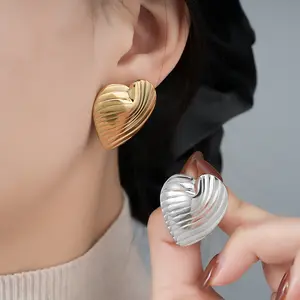 Heart-shaped earrings for women, suitable for pierced ears, with a niche high-end design, light luxury fashion earrings, exquisite and versatile trendy accessories