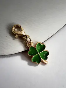 A lucky four-leaf clover keychain pendant, Fashionable Charms, suitable for daily wear, vacation dates, and other occasions, and also a delightful little gift.
