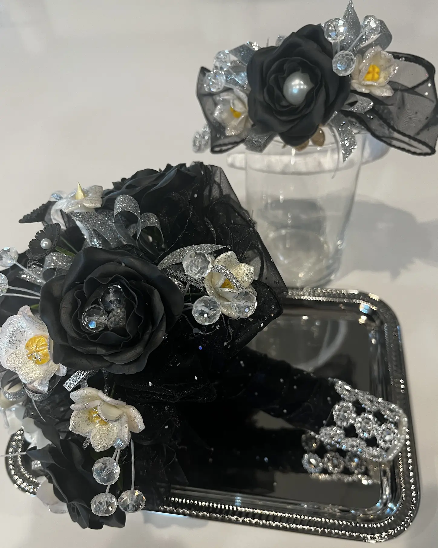 Black Roses bouquet and diadem- Ramo negro con flores de liston - XV años y Bodas