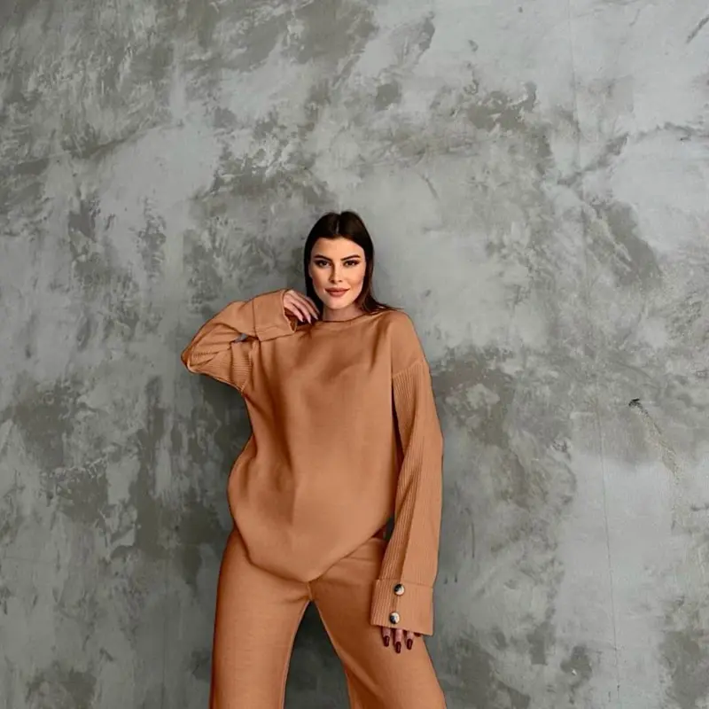 Everyday Set - Comfortable Sweatshirt & Pants Set in Brown for Everyday Wear -