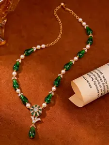 A vintage green teardrop-shaped gemstone and pearl alternating necklace, suitable for daily commuting, vacation, and dates, and also a delightful and exquisite small gift.