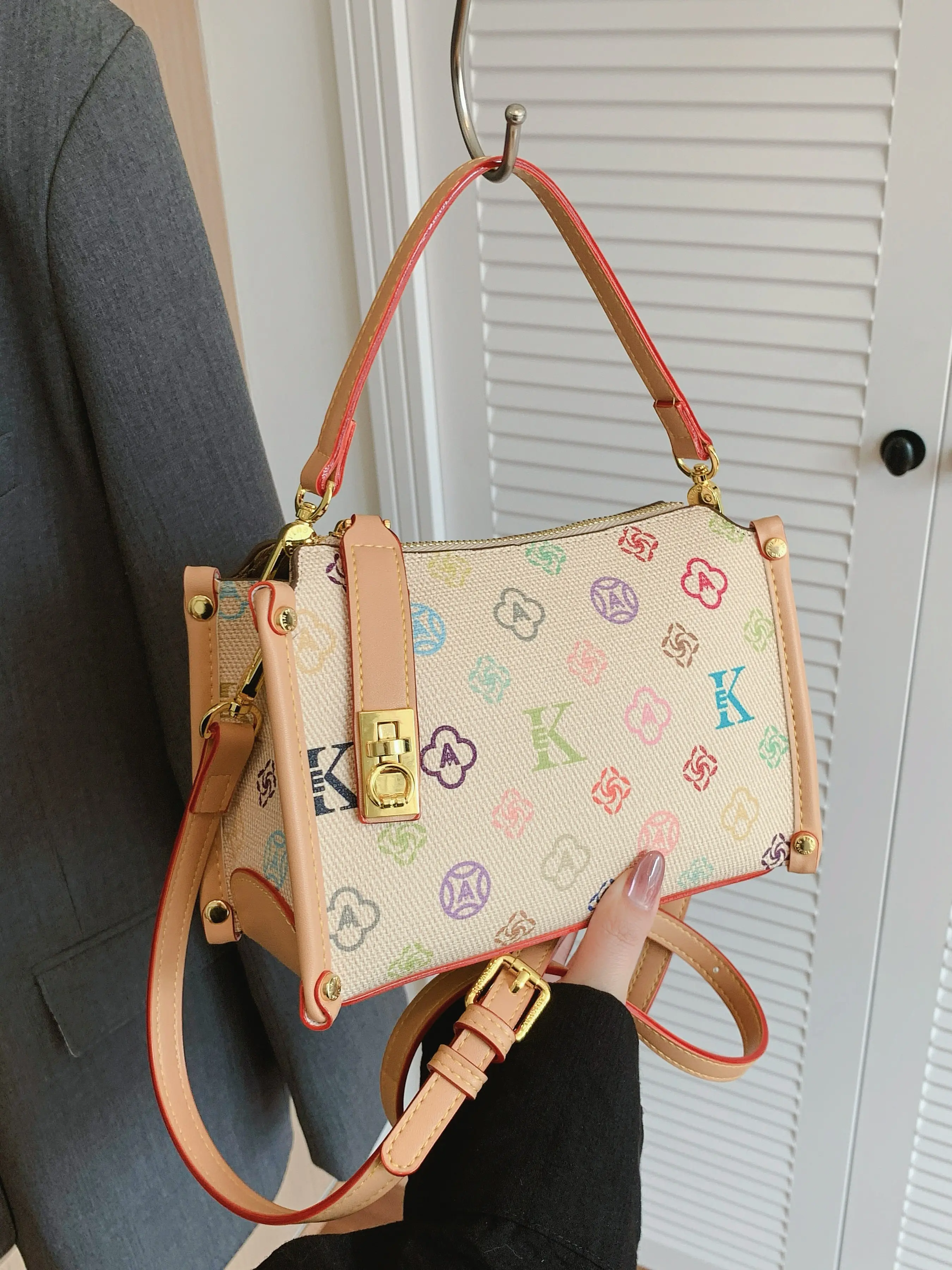 Elegant Small Square Fashionable Patterned Bag for Women, 2026 New Trendy Unique Design, High-End Lightweight Adjustable Crossbody Shoulder Bag, Stylish and Fashionable, Fashion Crossbody Handbag, Fashionable Unique Bags