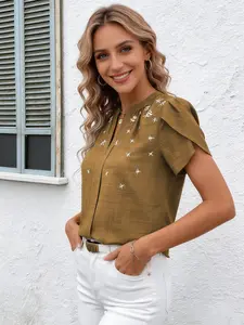 A women's solid color printed half-open collar short-sleeved shoulder pleated pullover T-shirt top blouse, suitable for summer, suitable for commuting, casual wear, home wear.