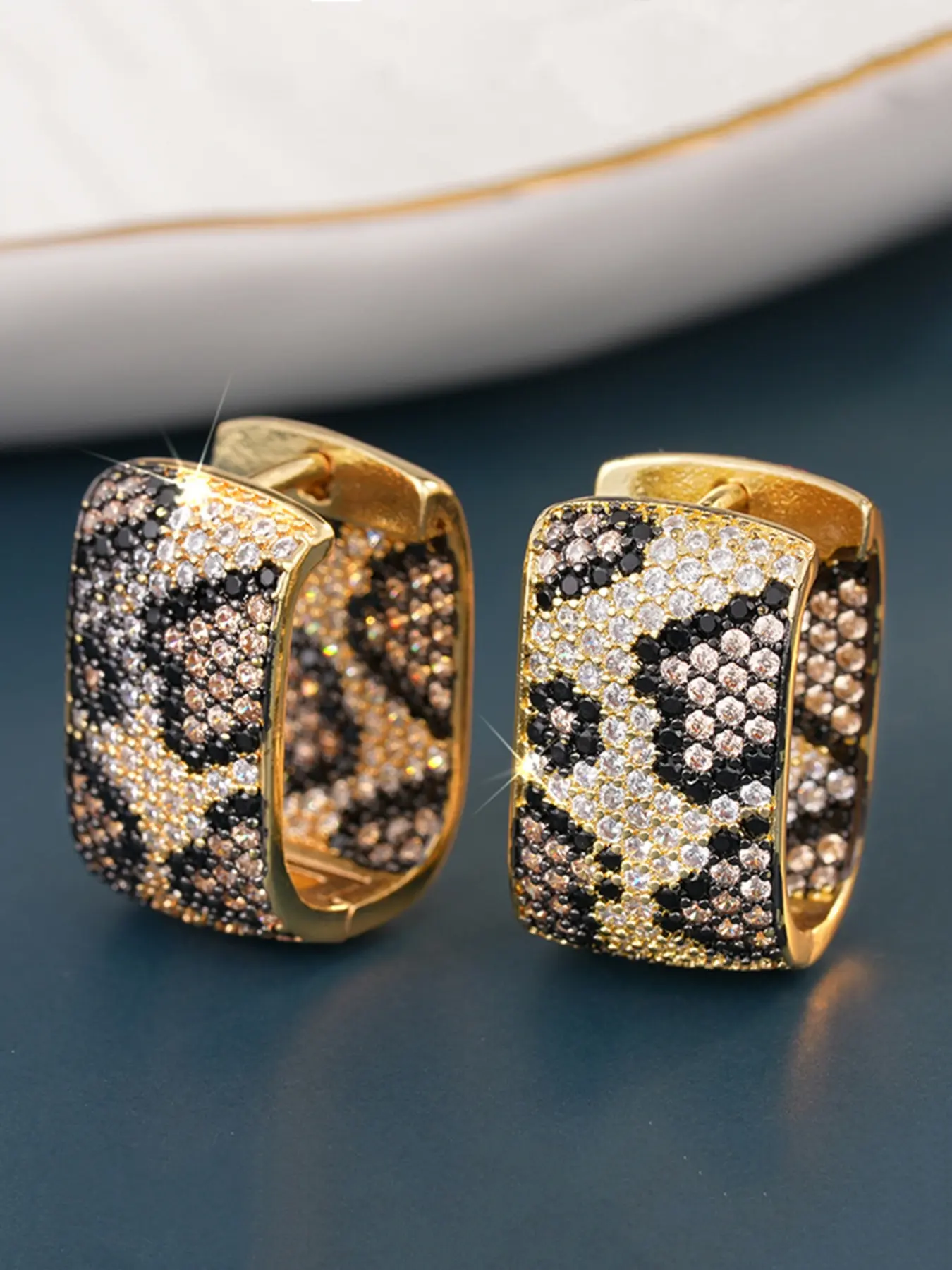 1 Pair Luxury Leopard Print Hoop Shape Earrings, Lightweight Chunky Hoops Earring, Dual Color Synthetic Zirconia, Casual Style Trendy Jewelry Gift for Women, All Seasons Wear