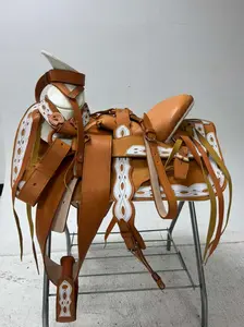 Charro Saddle 15.5” – Light Tan & White Bordada “La Jefa” (Set Completo)