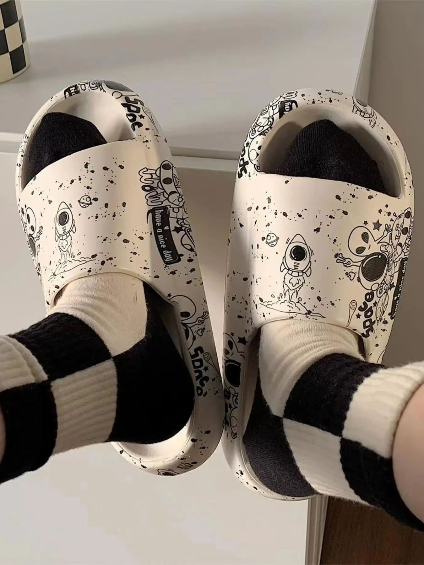 Summer Women's Street Style Personalized Graffiti Pattern Design Sandals and Slippers, Fashion Cartoon Printing Soft Platform EVA Home Slippers