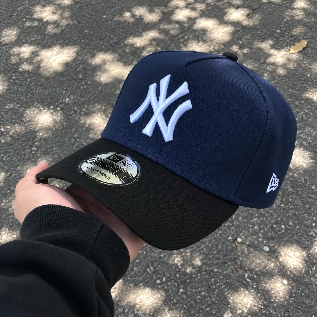 New Era New York Yankees 9FORTY A-Frame Snapback Hat – Blue Crown Black Brim – Adjustable MLB Baseball Cap, Premium Two Tone Baseball Cap Navy Blue Black Embroidered Unisex Outdoor Headwear, vintage two tone hat, casual daily headwear