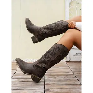 Women’s brown embossed denim boots, small and medium-sized Western-style boots, pointed-toe thick-heel denim boots, fashionable country-style women’s boots, fashionable autumn and winter footwear, elegant boots