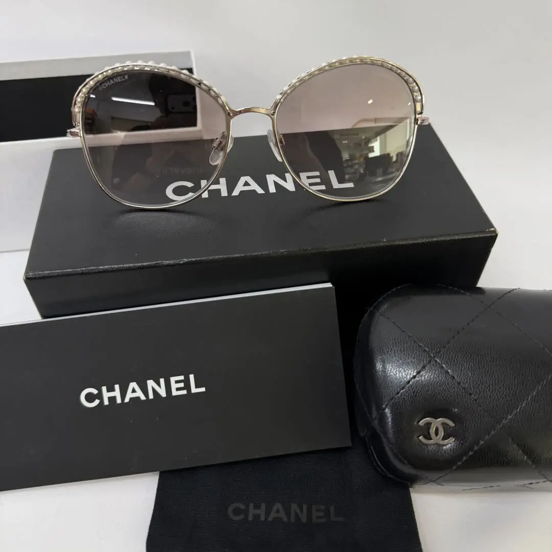 Pre-owned Chanel Pearl Embellished Cat Eye Sunglasses