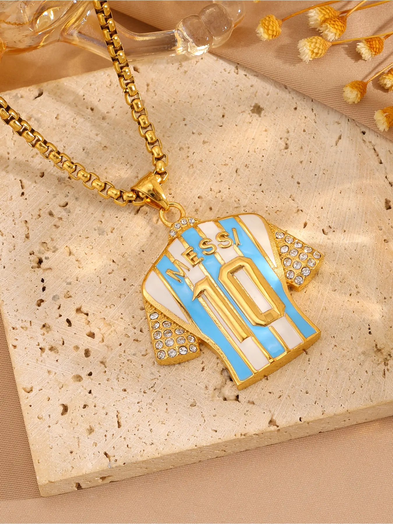 1 classic casual and fashionable gold size 10 Messi jersey pendant necklace, made of 304 stainless steel material, suitable for daily wear, sports, party wear, and birthday gift giving Chain Necklaces