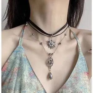 Necklace, necklace, necklace