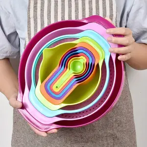 10-piece rainbow DIY baking set including measuring cups and spoons, multi-functional mixing bowls, kitchen supplies such as rice sieves, salad plates, vegetable washing plates, which are stackable.