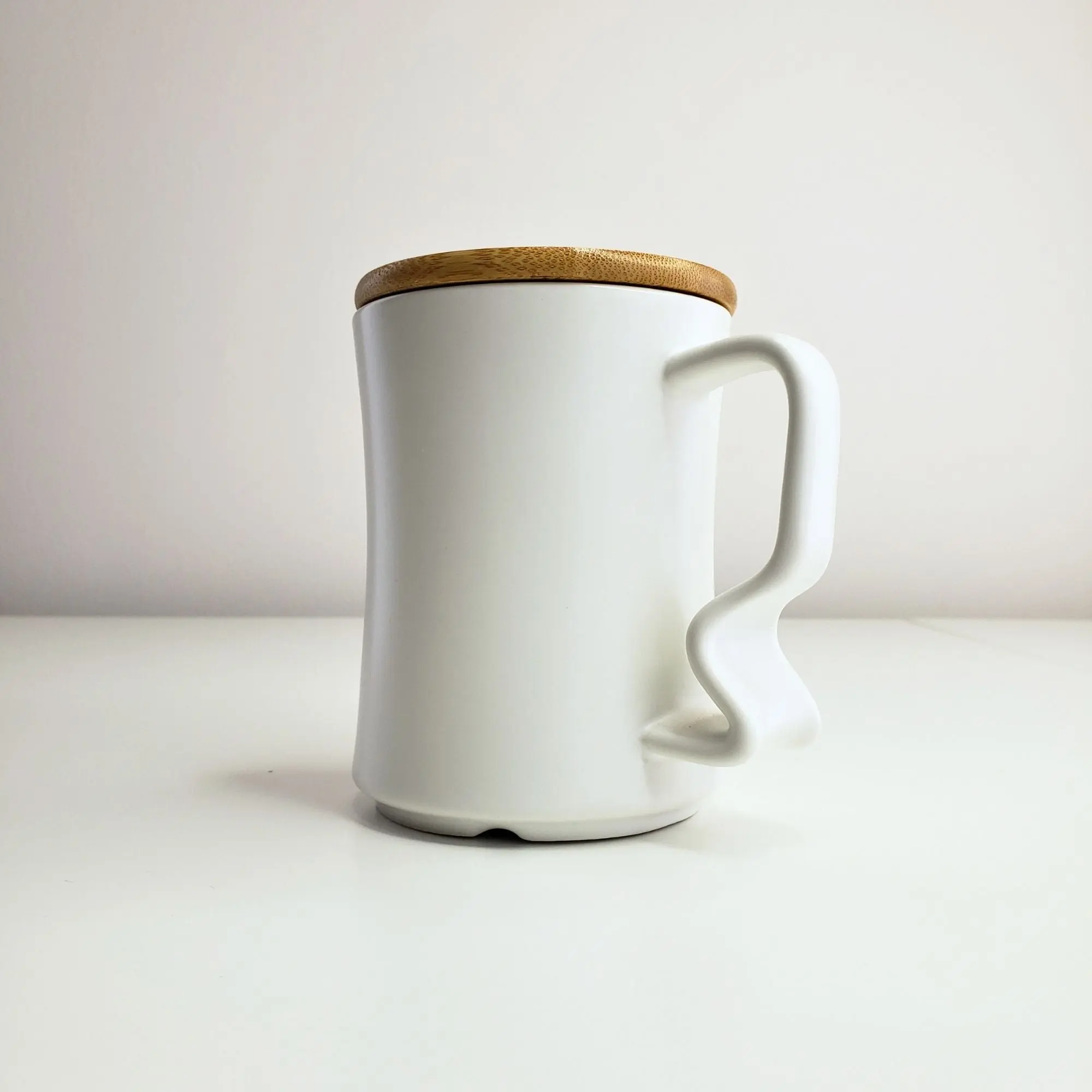 MOMNT MUGS EveryDay Series Ergonomic Ceramic Mug with Counterbalance Handle with Bamboo Lid Dishwasher-Safe Microwave-Safe