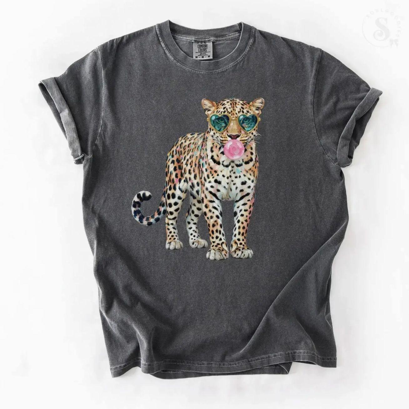 Comfort Colors Leopard Bubblegum Sunglasses Shirt, Cute Animal Print Graphic Tee for Men & Women, Funny Leopard Lover Gift Top, Comfort Colors Graphic Tee, Casual Outfit, Vintage Wash Shirt, Comfortable Menswear & Womenswear Top, Ju7