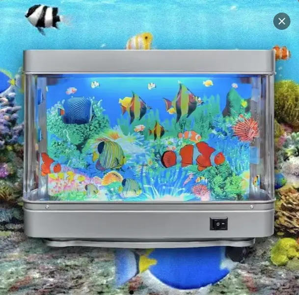 Fake Fish Tank Lamp – Frutiger Aero Decor Artificial Fish Tank with Moving Fishes – Relaxing Fake Aquarium Light & Plug-in Night Light for Kids, Adults, and Home Décor Aquarium Decorations