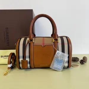 Pre-owned BURBERRY Leather Shoulder Bags 7.8'' R2209 Shoulder Bag C18678455849 0610 T3 Mia
