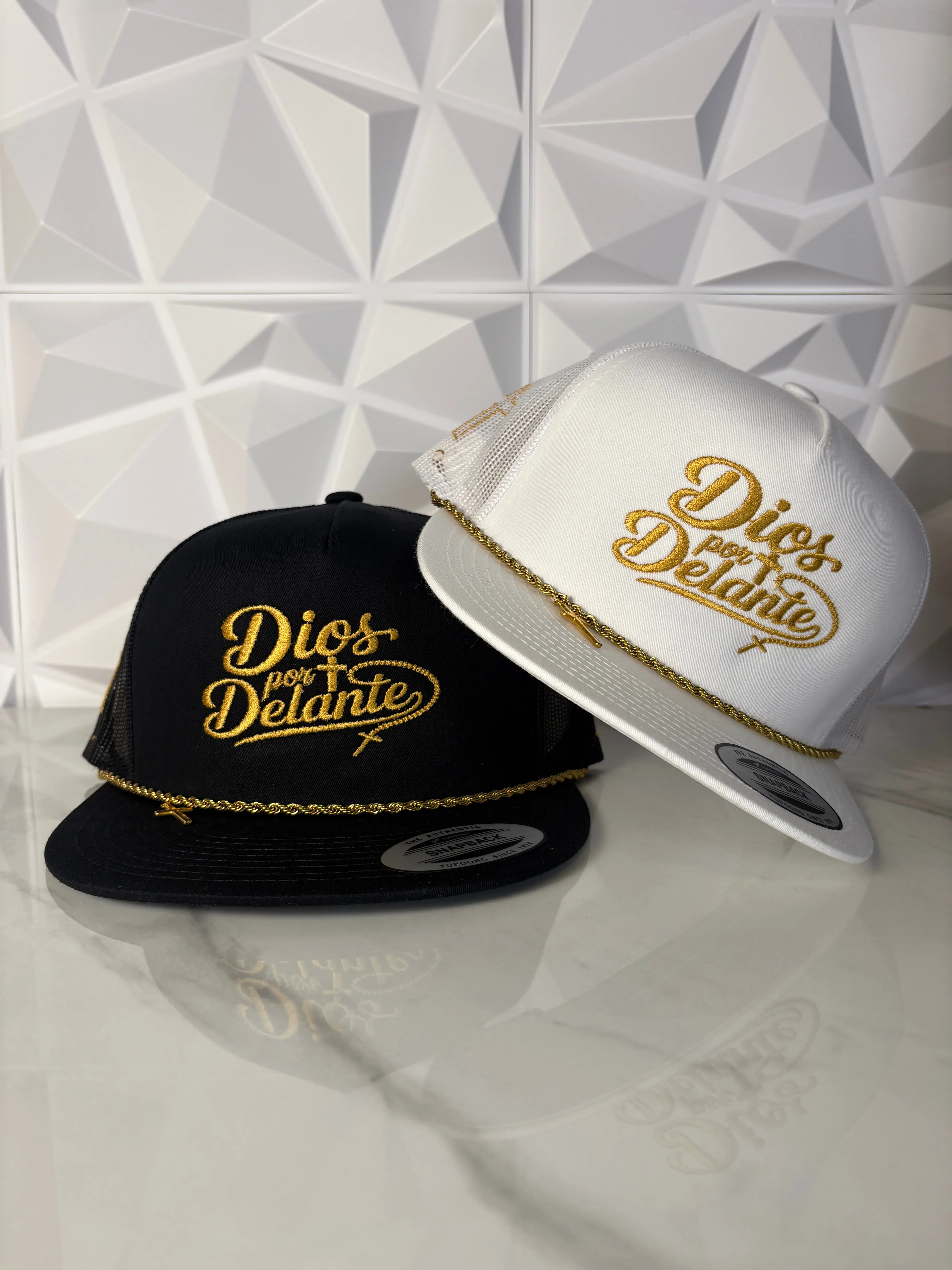Dios Por Delante Gold Editon