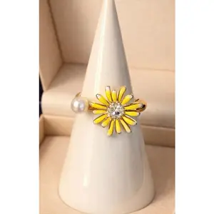 Daisy Pearl Bloom Ring