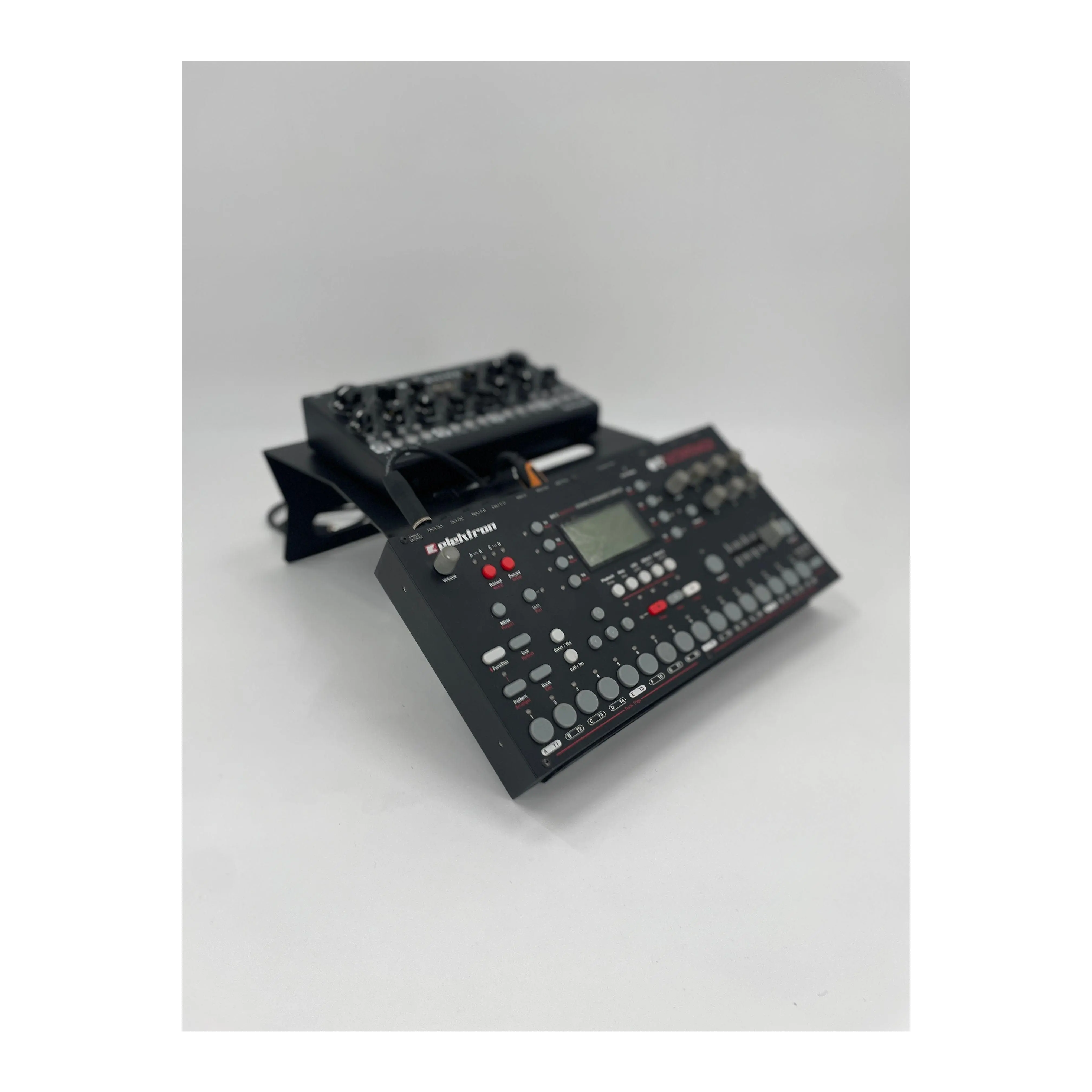 Apache Sinewave 2-Level Angled Synthesizer Stand