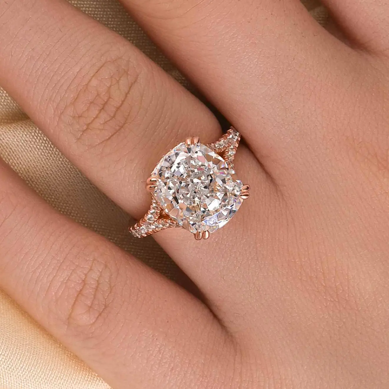 Effinny 5.0ct Split Shank Crushed Ice Cushion Cut Elegant Engagement Ring - 5A Grade Cubic Zirconia Silver Band for Adult Females' Wedding Promise & Anniversary Occasions, Wedding Promise Ring