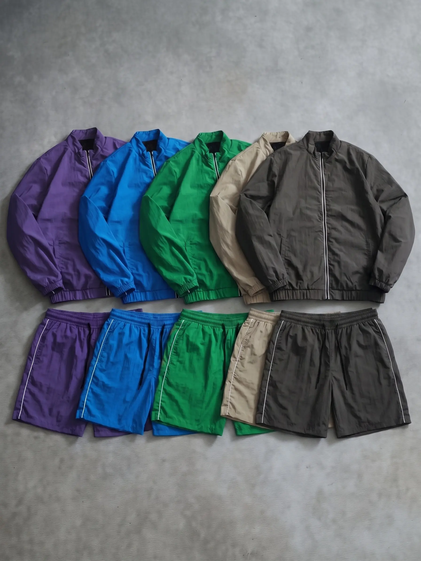 Men’s stand collar zip jacket and shorts set with visible side stitching; lightweight, thin two-piece outfit for sports, casual wear, and commuting.
