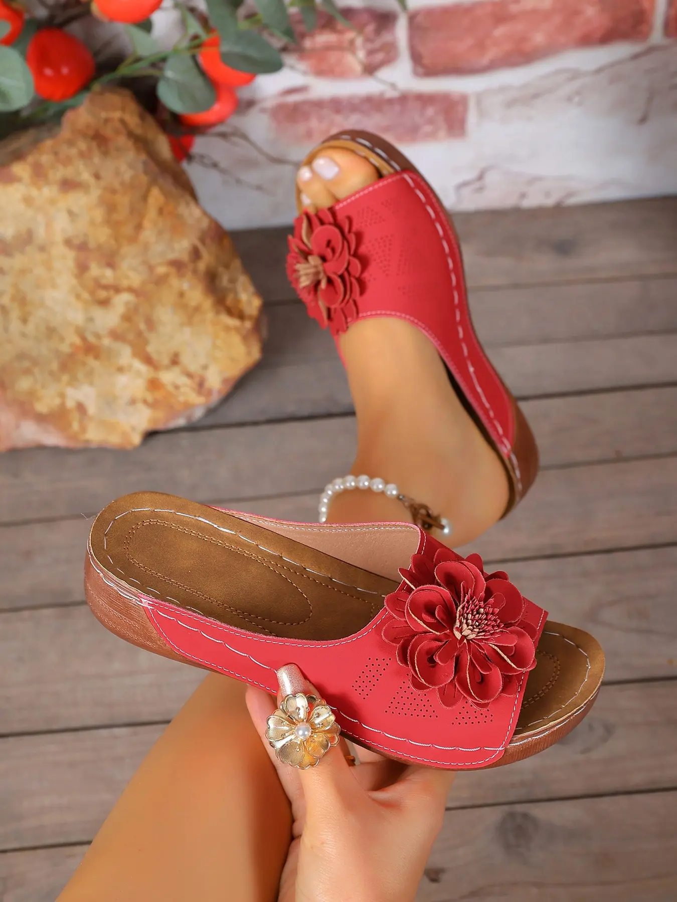 A pair of women's summer wedge platform sandals, floral decoration, cloud-like comfort and lightness, European and American fashion hollow flower slip-on sandals, plus-size women's vintage flat slippers, casual shoes for middle-aged women
