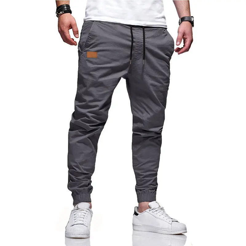 All-season men’s breathable quick-dry cargo jogger pants with drawstring elastic waistband and side pockets, leather logo decoration; versatile long pants for commuting, outdoor activities, fitness, and beachwear; suitable as a gift for young men and fath
