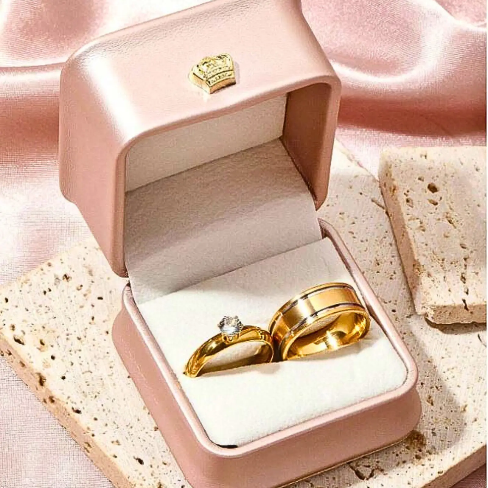 1 Set of 2 18k gold-plated wedding rings for couples and gift box is a meaningful gift on the couple's important day