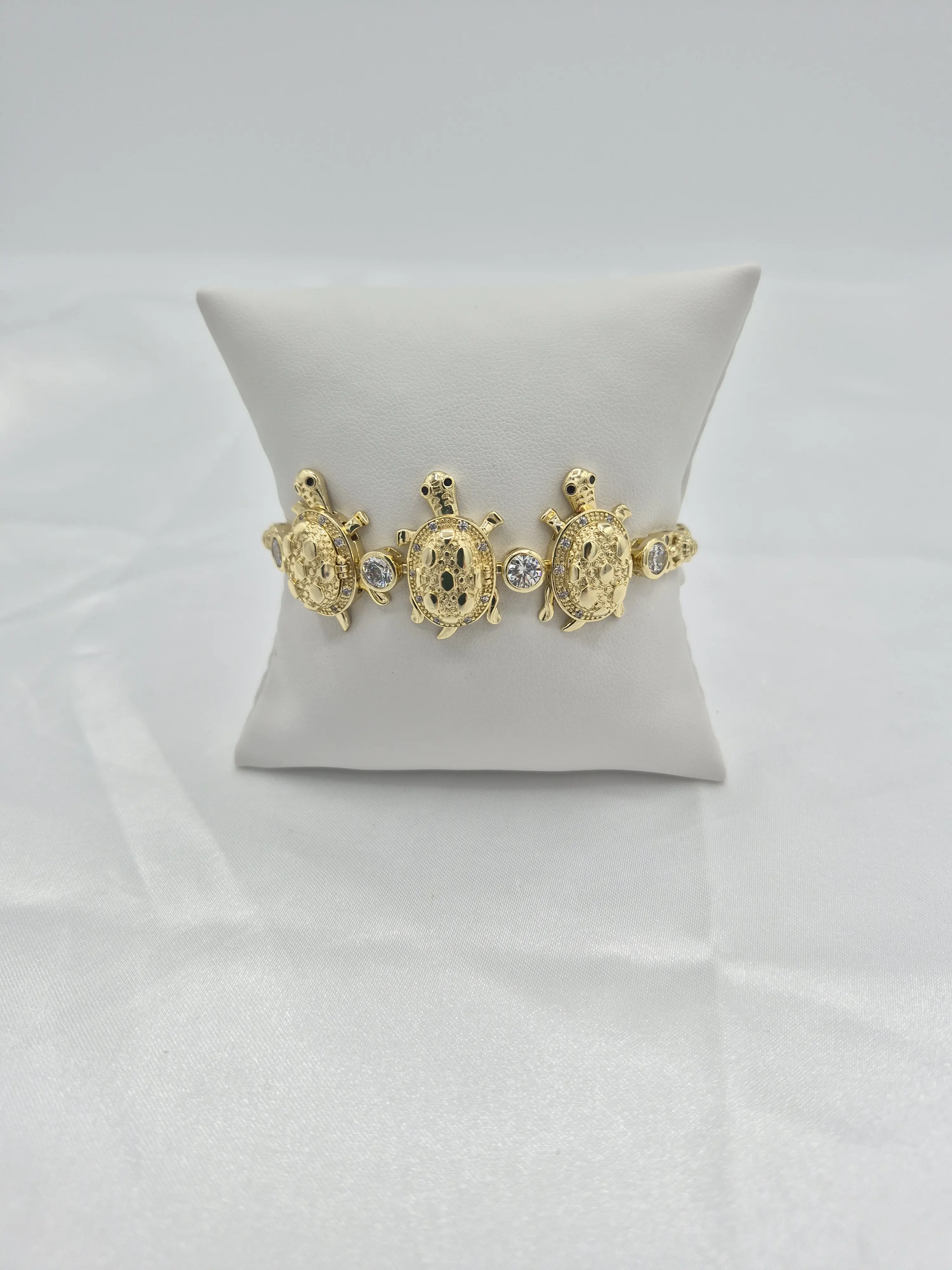 14K gold plated turtle bracelet. (93)