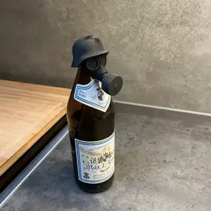 Toxic Mask Helmet Shape Beer Bottle Protector Cap, Party Supplies, Ideal for Watching Sports, Unique Glass Beverage Bottle Cover