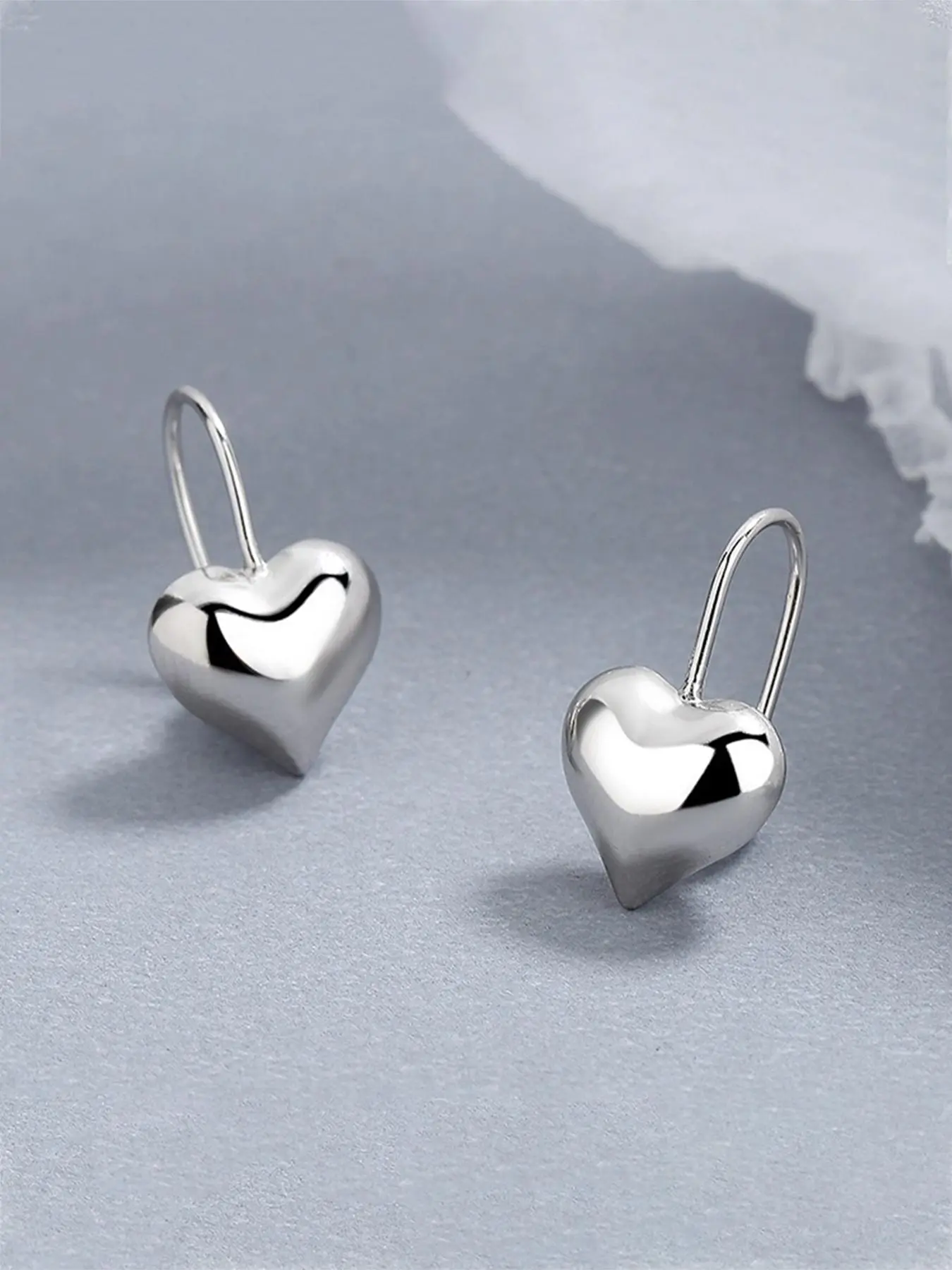 1 pair of 925 sterling silver Ins niche design smooth heart earrings for women's jewelry, hypoallergenic lightweight earrings, Earrings For Sensitive Ears, suitable for girlfriends' birthdays and anniversaries as gifts
