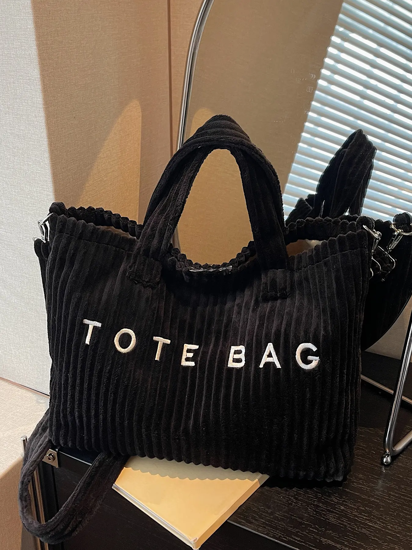 niche design simple leisure daily commuter tote bag , retro fashion, Fashionable Tote Bag, texture and portable design, practical and versatile multi-color optional, suitable for office workers, student parties and so on.