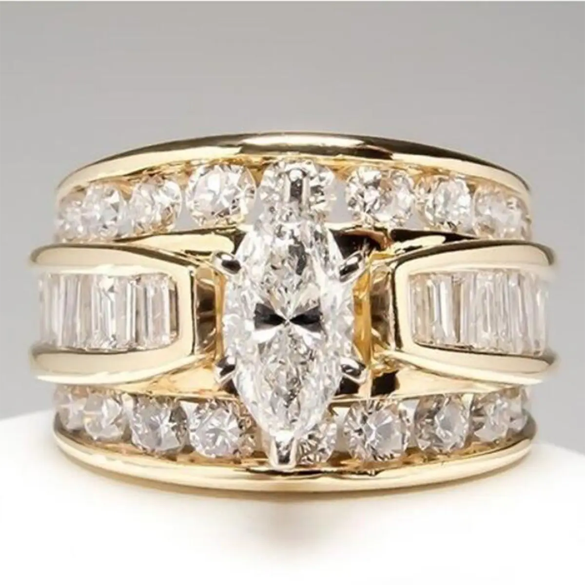 Women's Chic Artificial Diamond Ring - Gold Luxe Setting, Refined Elegant Look, Rings for Women, Ideal for Wedding Engagement, Valentine's Day Gifts, Fashion Costume Jewelry