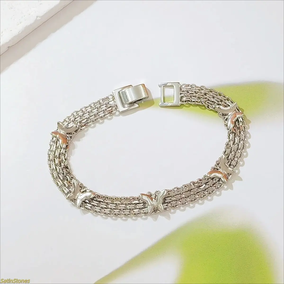One-piece electroplated butterfly pendant bracelet – an exquisite adjustable chain bracelet, a stylish and beautiful piece of jewelry, making it the perfect gift for best friends and close confidantes, suitable for celebrations and everyday wear.