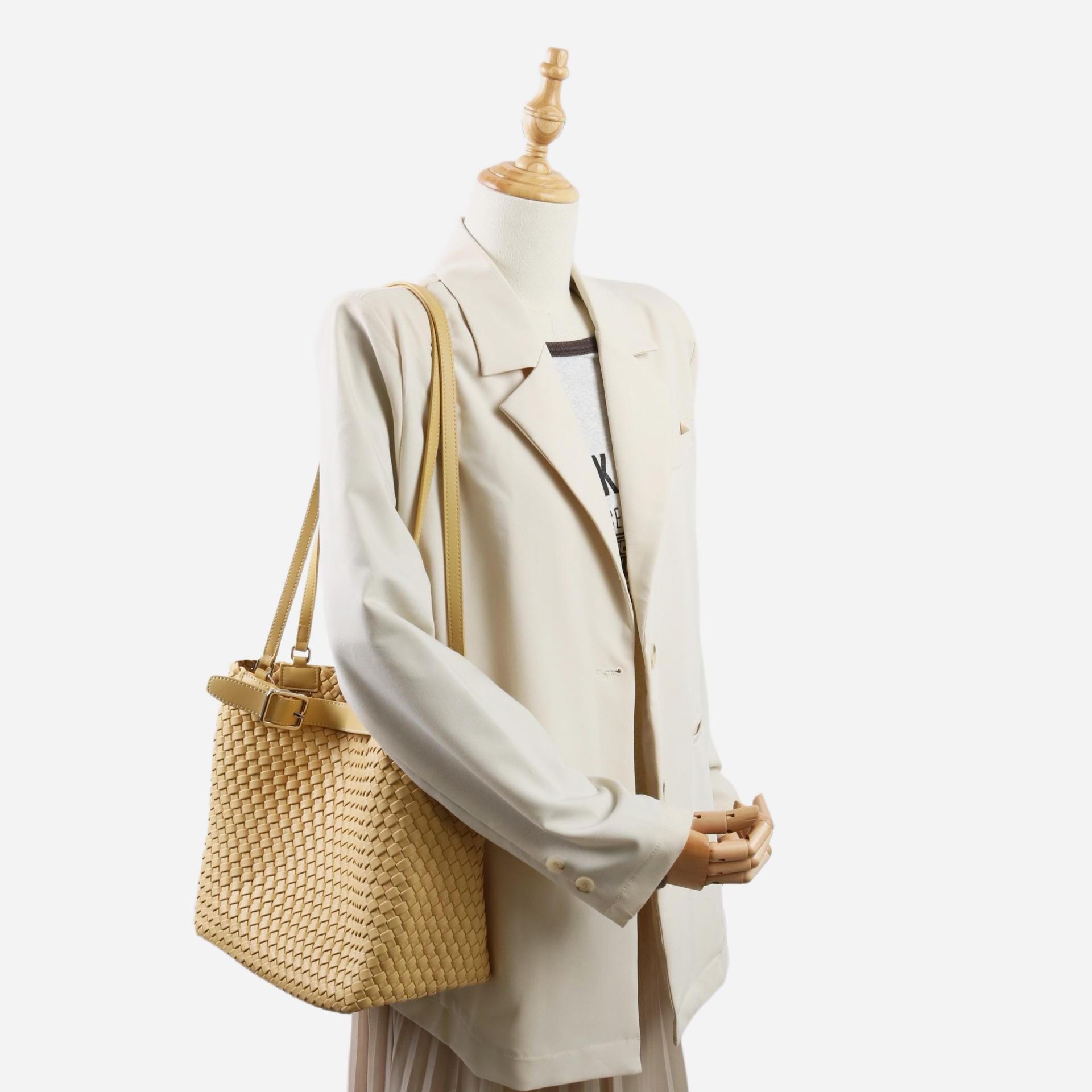 Elegant Woven Leather Shoulder Bag for Women Large Capacity Tote Stylish Durable Design Perfect for Everyday Use