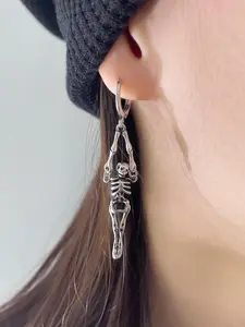 1 Piece Unisex Punk Style Skull Design Dangle Earrings, Halloween Themed Keychain Shaped Drop Earrings, Novelty Jewelry for Party & Daily Clothing Decoration, Halloween Gift for Men & Women, Witchy Jewelry, Ear Accessories
