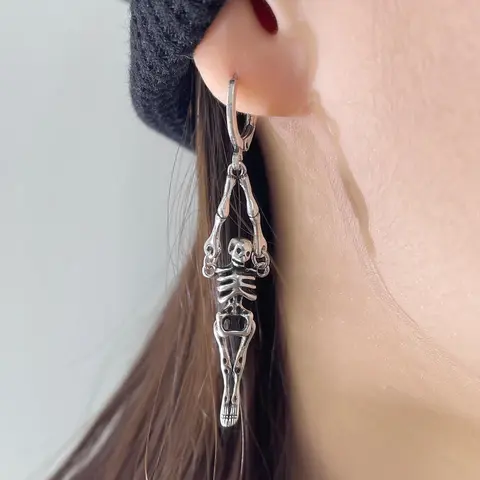 1 Piece Unisex Punk Style Skull Design Dangle Earrings, Halloween Themed Keychain Shaped Drop Earrings, Novelty Jewelry for Party & Daily Clothing Decoration, Halloween Gift for Men & Women, Witchy Jewelry, Funky Earrings