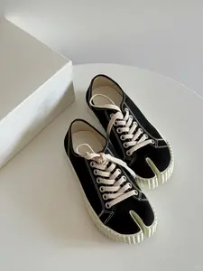 Fashion Split-Toe Canvas Footwear, Comfortable Cushioned Insole, Non-slip Sole, Ideal for Everyday Wear and Trendy Looks