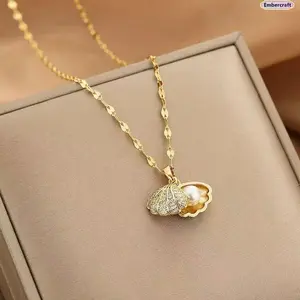 Women's Dainty Pearl Details Seashell-Shaped Necklace - Fan Pendant Ocean-Inspired Light Luxury Niche Collarbone Chain, Elegant Costume Jewelry Accessory for Seaside Vacation Photos, Pearl Details Necklaces, Ocean-Inspired Necklaces
