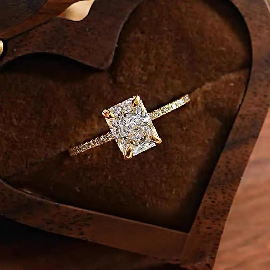Lab-grown diamond, 1 ct; color: E; clarity: VS1; Radiant cut. Crafted for engagement and proposal occasions, offering a light luxury feel and versatile everyday wear. IGI certification. 11072; S925 silver plate with 18K gold.