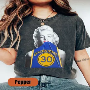 Marilyn Monroe in Steph Curry Warriors Jersey Shirt, Retro Celebrity Graphic Tee, Men’s & Women’s Fan Outfit, Comfort Colors T-Shirt.