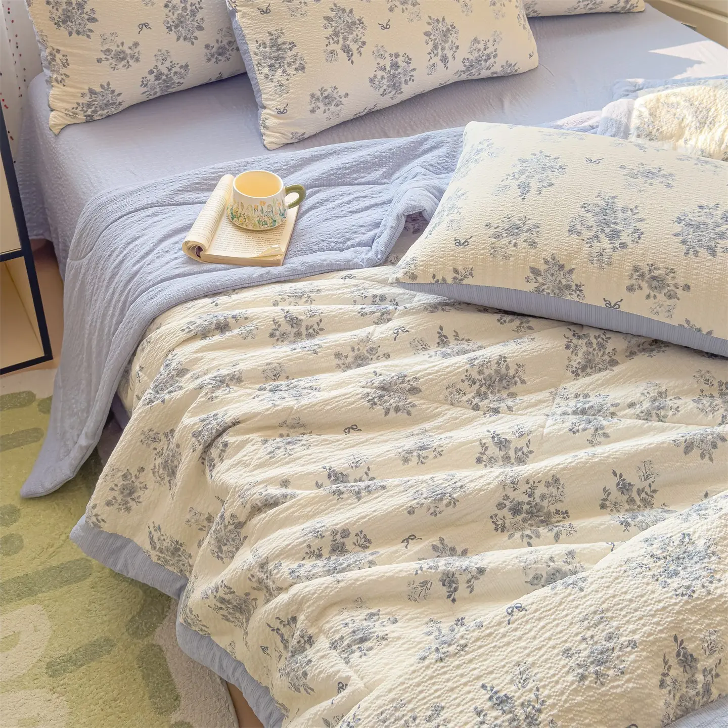 High-End Crinkle Fabric Summer Quilt, Soft Lightweight Breathable Skin-Friendly Core, Wrinkle-Resistant Foldable Blanket, Floral Print Quilt